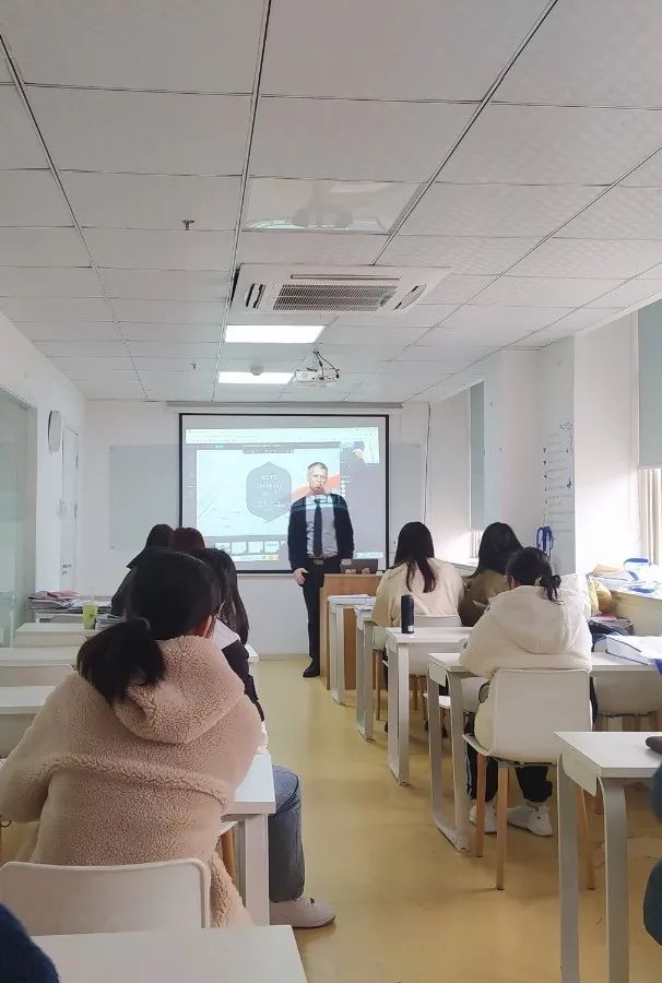 1656056067805271.jpg 2 國際高中暑假銜接課_A-LevelAP暑假培訓班38.jpg